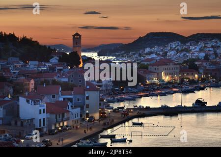 Tisno sull'isola di Murter dopo il tramonto Foto Stock