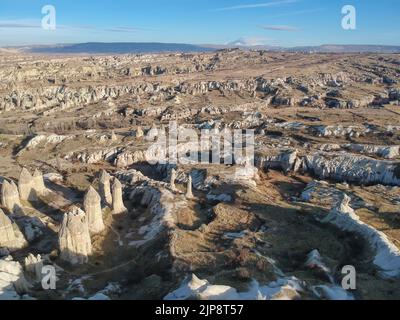 Veduta aerea sulle formazioni rocciose nei pressi di Goreme, Cappadocia, Turchia. Foto Stock