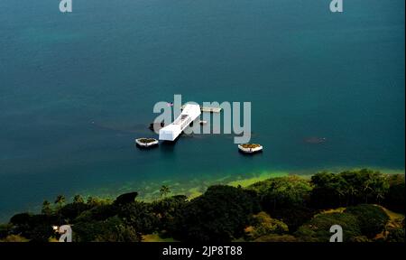 Vista aerea della USS Arizona Memorial nell'oceano Pacifico. Monumento nazionale a Pearl Harbor Honolulu Hawaii Foto Stock