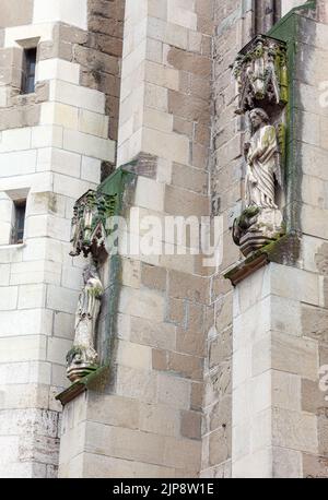 Sculture gotiche sulla parete esterna della cattedrale. Vecchie statue di santi Foto Stock