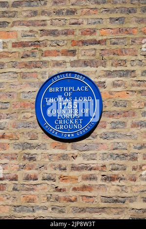 Targa blu che commemora il luogo di nascita di Thomas Lord nel 1755. Il fondatore del Lord's Cricket Ground. La targa si trova sulla parete del Museo di Thirsk in K Foto Stock