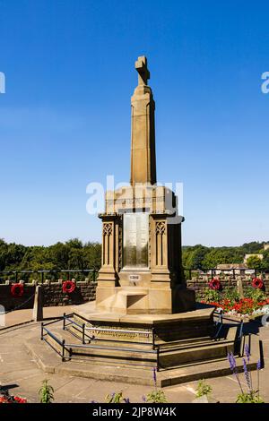 War Memorial al Castello di Knaresborough. Proprietà di HM la regina, affittato al consiglio. Cielo blu. Foto Stock