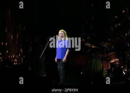 Robert Plant esegue un mix stimolante e idiosincratico di rock, folk, blues, bluegrass, country, E Metal davanti a migliaia di fan a Brady Shell lunedì 15 agosto a San Diego, Calif (Rishi Deka/Sipa USA). Credit: Sipa USA/Alamy Live News Foto Stock