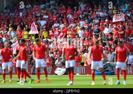 Nottingham, Regno Unito, 14th agosto 2022. I sostenitori della foresta che guardano la loro squadra durante la partita della Premier League tra Nottingham Forest e West Ham United al City Ground di Nottingham domenica 14th agosto 2022. (Credit: Jon Hobley | NOTIZIE MI) Credit: NOTIZIE MI & Sport /Alamy Live News Foto Stock