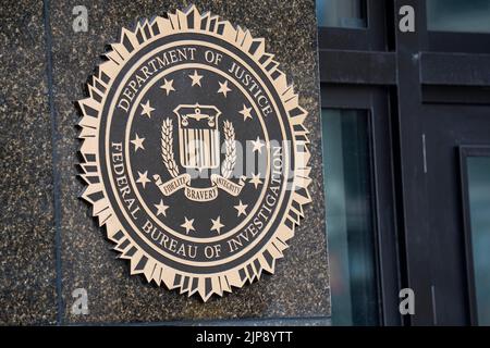 Washington, Stati Uniti. 16th ago, 2022. La foto scattata il 15 agosto 2022 mostra il quartier generale del Federal Bureau of Investigation (FBI) a Washington, DC, Stati Uniti. PER ANDARE CON 'World Insights: Crescente preoccupazione circa la violenza politica negli Stati Uniti dopo Mar-a-Lago search' Credit: Liu Jie/Xinhua/Alamy Live News Foto Stock