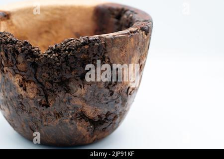 Rovere Burr / Burl ciotola o piatto di legno fatto a mano tornito con crepe e caratteristiche naturali Foto Stock