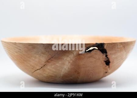 Rovere Burr / Burl ciotola o piatto di legno fatto a mano tornito con crepe e caratteristiche naturali Foto Stock