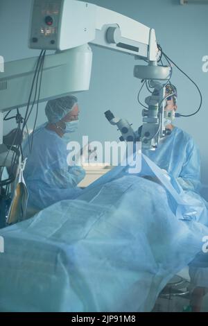 sala operatoria, augenoperation, augenchirurgie, op-mikroskop, sale operatoria Foto Stock