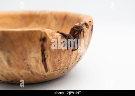 Rovere Burr / Burl ciotola o piatto di legno fatto a mano tornito con crepe e caratteristiche naturali Foto Stock