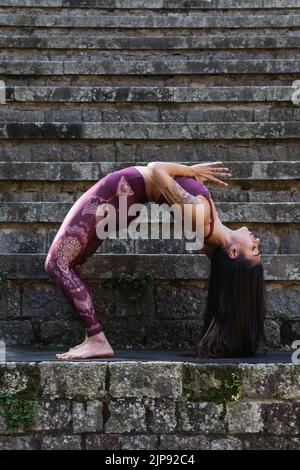 yoga, curvatura posteriore, yoga all'aperto, yoga, curvatura posteriore, piegature posteriori Foto Stock