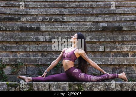 giovane donna, atto equilibrante, yoga, ginnastica, hanumanasana, yoga all'aperto, ragazza, ragazze, donna, giovani donne, atti equilibranti, yoga, esercizio fisico, Foto Stock