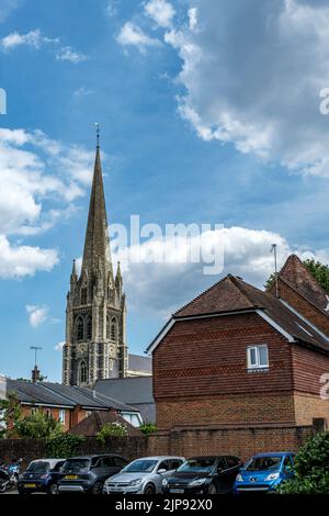 Dorking, Surrey Hills, Londra UK, 14 2022 agosto, Dorking Town Centre St Martins Church Steeple Against A Bright Cloudy Sky Foto Stock