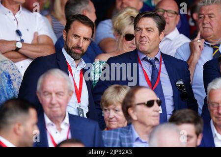 Il manager inglese Gareth Southgate (a sinistra) parla con il CEO della Premier League Richard Masters (a destra) durante la partita della Premier League presso il City Ground di Nottingham. Data immagine: Domenica 14 agosto 2022. Foto Stock