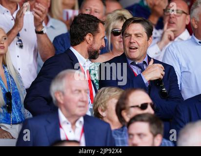 Il manager inglese Gareth Southgate (a sinistra) parla con il CEO della Premier League Richard Masters (a destra) durante la partita della Premier League presso il City Ground di Nottingham. Data immagine: Domenica 14 agosto 2022. Foto Stock