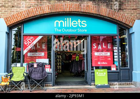 Dorking, Surrey Hills, Londra UK, Agosto 14 2022, Millets Outdoor Camping Abbigliamento e Attrezzature Retail High Street Shop Foto Stock