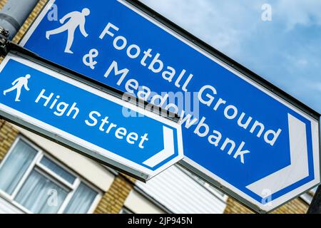 Dorking, Surrey Hills, Londra, Regno Unito, agosto 14 2022, Blue Pedestrian Route direzione Road Sign to High Street and Football Ground Foto Stock