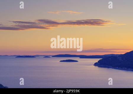 Le isole del parco nazionale di Kornati, vista aerea dell'arcipelago Adriatico dopo il tramonto. Turismo, destinazioni di viaggio e concetti ambientali Foto Stock