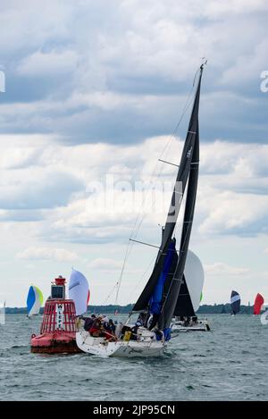 Jaywalker uno yacht a vela J97 giri la Lepe Buoy nel Solent mentre competono in una corsa di settimana di Cowes Foto Stock