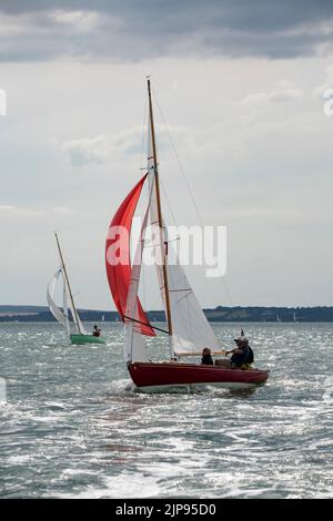 Una bella giornata estiva per competere in una gara di sailboatt di classe X nel Solent lungo la costa meridionale dell'Inghilterra durante la regata della settimana dei Cowes. Foto Stock