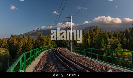 Rack rail nella stazione di Strba sotto Vysoke Tatry montagne in estate mattina Foto Stock