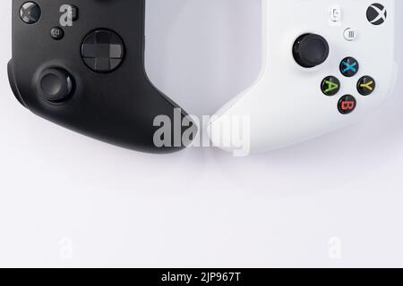 Ivano-Frankivsk, Ucraina 14 agosto 2022: Gamepad serie X su sfondo bianco, gamepad in bianco e nero per i giochi. Foto Stock