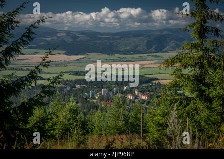 Strba villaggio sotto Vysoke Tatry montagne in Slovacchia mattina Foto Stock