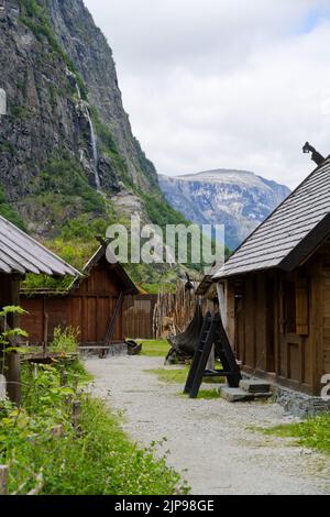 Casa storica nella baia del fiordo di Gudvangen Norvegia Foto Stock