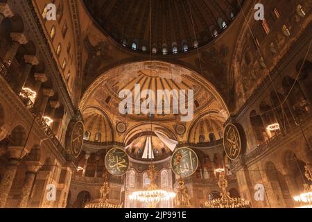 Sfondo islamico. Interno di Hagia Sophia o moschea Ayasofya. Foto di sfondo Ramadan o kandil. Istanbul Turchia - 8.12.2022 Foto Stock
