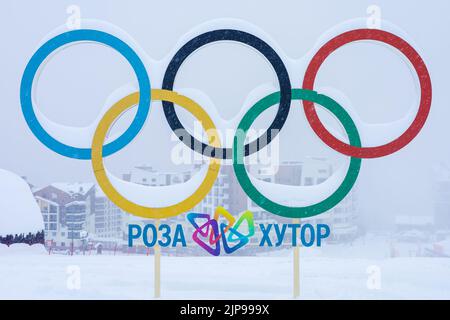 Russia, Sochi 22.12.2021. Anelli olimpici presso la stazione sciistica. Montagna Olympic villaggio Rosa Khutor in inverno. Stazione sciistica nella nebbiosa giornata invernale Foto Stock