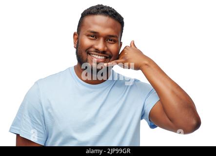uomo afroamericano che fa un gesto di telefonata Foto Stock