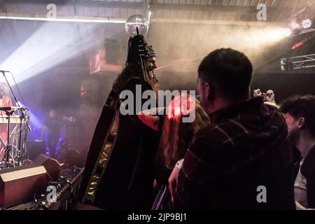 Henge si esibisce al festival Focus Wales 2022 di Wrexham, nel Galles del Nord, il 7th maggio 2022. Foto Stock