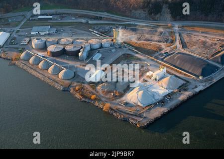 La zona di anse-au-Foulon del porto della città di Quebec è raffigurata in questa foto aerea 11 novembre 2009. Quest'area merita la Coop Federee, il MidAtlantic Minerals Terminal, Logistec e la Canadian Salt Corporation. Foto Stock