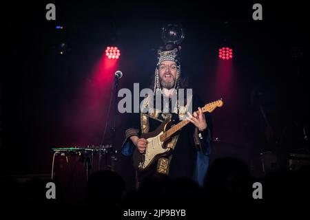 Henge si esibisce al festival Focus Wales 2022 di Wrexham, nel Galles del Nord, il 7th maggio 2022. Foto Stock