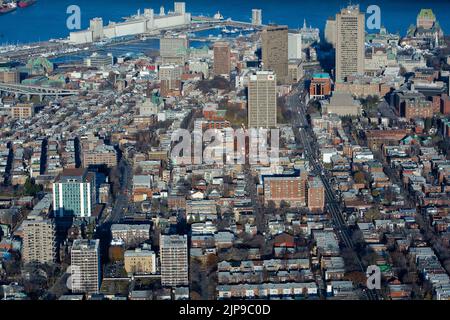 Lo skyline della città di Quebec è raffigurato da ovest a est in questa foto aerea del 11 novembre 2009. In questa foto si possono vedere il quartiere di St-Jean-Baptiste, il quartiere Montcalm Complexe G (edificio Marie-Guyard), l'Hotel Delta, l'Hotel Hilton, Chateau Frontenac, il Bunge Grain Silo e il fiume St-Lawrence. Foto Stock