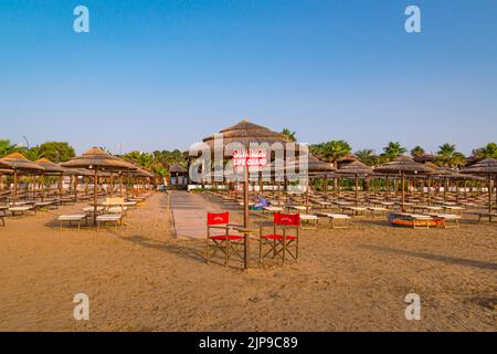 Vieste, Foggia, Italia 26 giugno 2021 lettini e bagnini vuoti all'alba a Scialara, una spiaggia sabbiosa all'alba Foto Stock