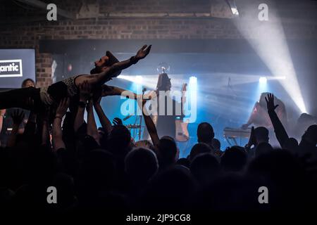 Henge si esibisce al festival Focus Wales 2022 di Wrexham, nel Galles del Nord, il 7th maggio 2022. Foto Stock