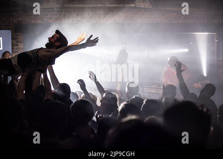 Henge si esibisce al festival Focus Wales 2022 di Wrexham, nel Galles del Nord, il 7th maggio 2022. Foto Stock