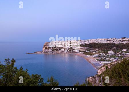 Vista panoramica del tramonto sul centro storico di Peschici, Gargano, Puglia, Italia Foto Stock