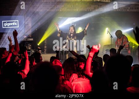 Henge si esibisce al festival Focus Wales 2022 di Wrexham, nel Galles del Nord, il 7th maggio 2022. Foto Stock