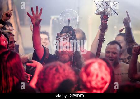 Henge si esibisce al festival Focus Wales 2022 di Wrexham, nel Galles del Nord, il 7th maggio 2022. Foto Stock