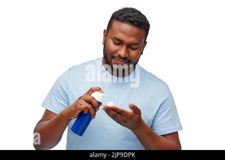 felice uomo afroamericano con crema da barba Foto Stock