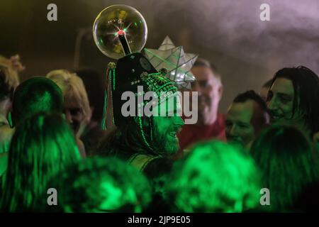 Henge si esibisce al festival Focus Wales 2022 di Wrexham, nel Galles del Nord, il 7th maggio 2022. Foto Stock