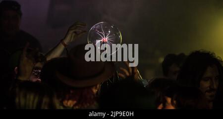 Henge si esibisce al festival Focus Wales 2022 di Wrexham, nel Galles del Nord, il 7th maggio 2022. Foto Stock