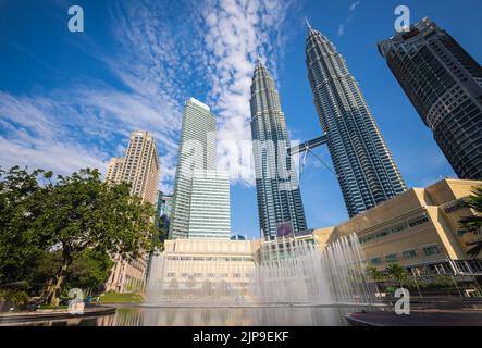 Kuala Lumpur, Malesia - 13 agosto 2022: Il Parco KLCC con lo spettacolo delle fontane di fronte alle torri Petronas. Lunga esposizione con acqua setosa j Foto Stock
