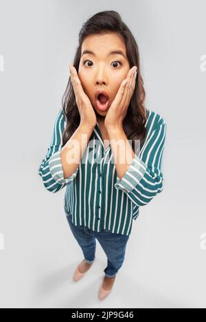 scioccato donna asiatica con bocca aperta gogling Foto Stock
