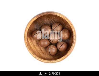 Vista dall'alto di alcune noci di macadamia sbucciate in una ciotola su sfondo bianco. Spazio di copia. Foto Stock