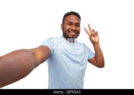 sorridente afroamericano che prende selfie Foto Stock
