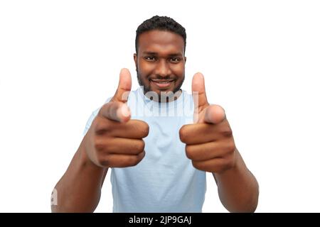 sorridente afroamericano che punta alla macchina fotografica Foto Stock