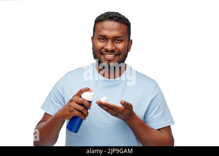 felice uomo afroamericano con crema da barba Foto Stock