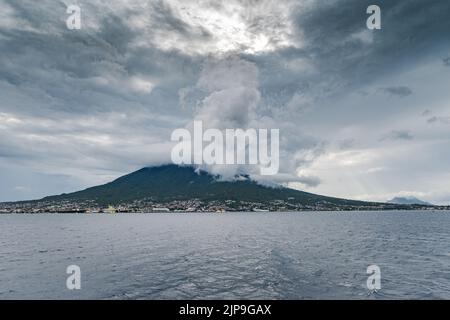 Kota Ternate si trova sul pendio di un vulcano attivo. Ternate, Indonesia. Foto Stock